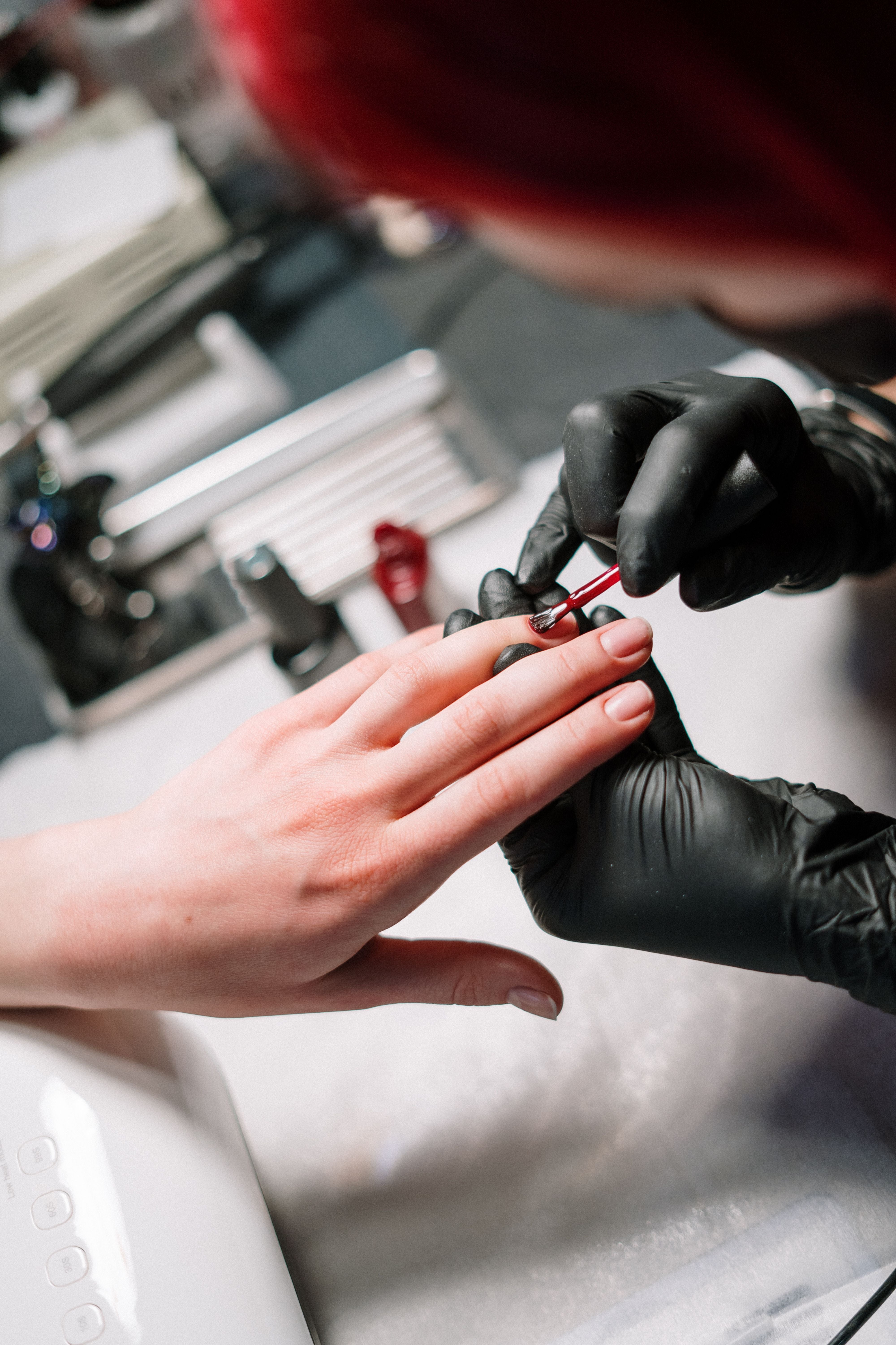 Frauenhand mit langlebigen Press On Nägeln, NAILUXE Haltbarkeit Guide
