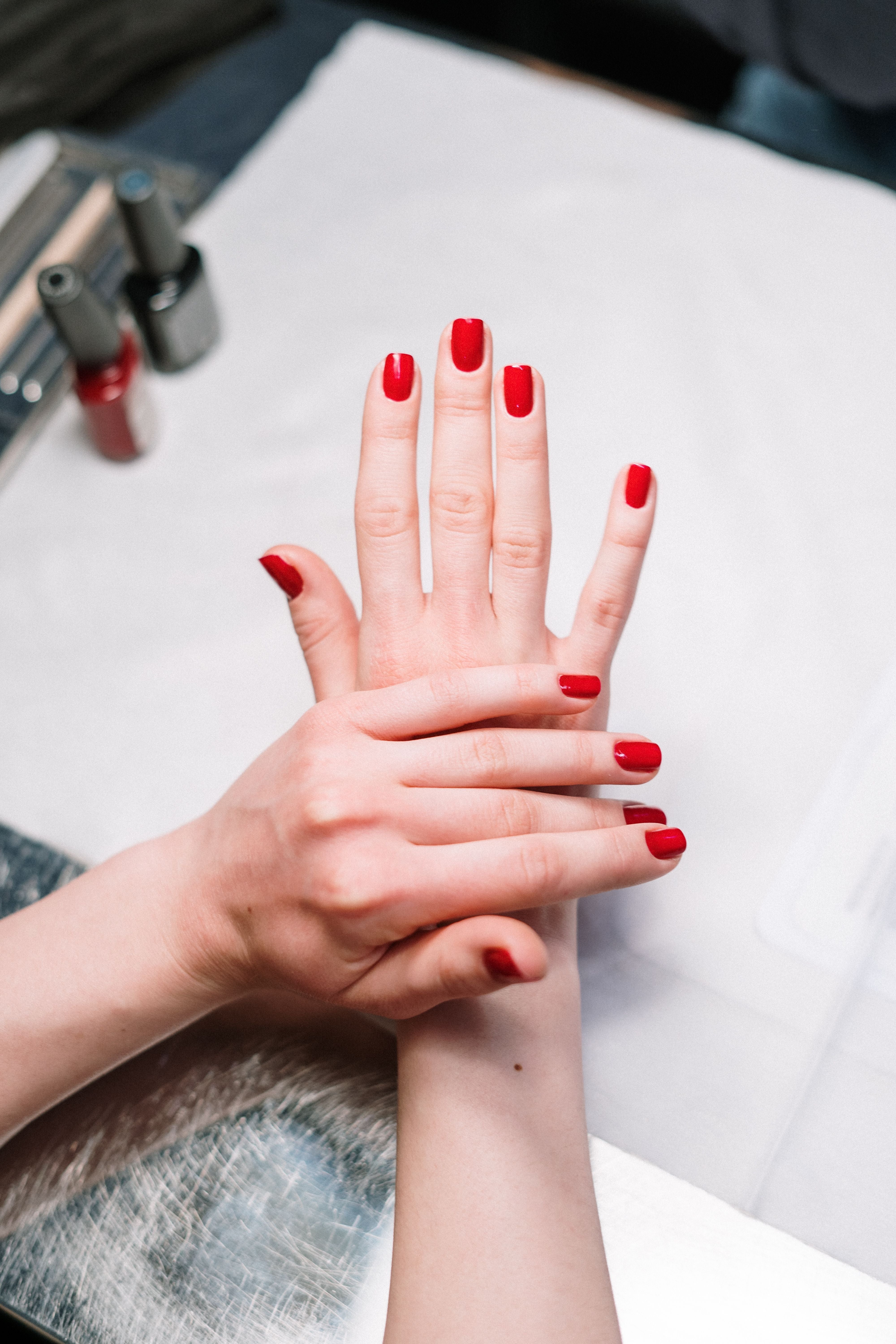 Frauenhand mit gepflegten Gel Nägeln, NAILUXE Erfahrungen und Bewertungen