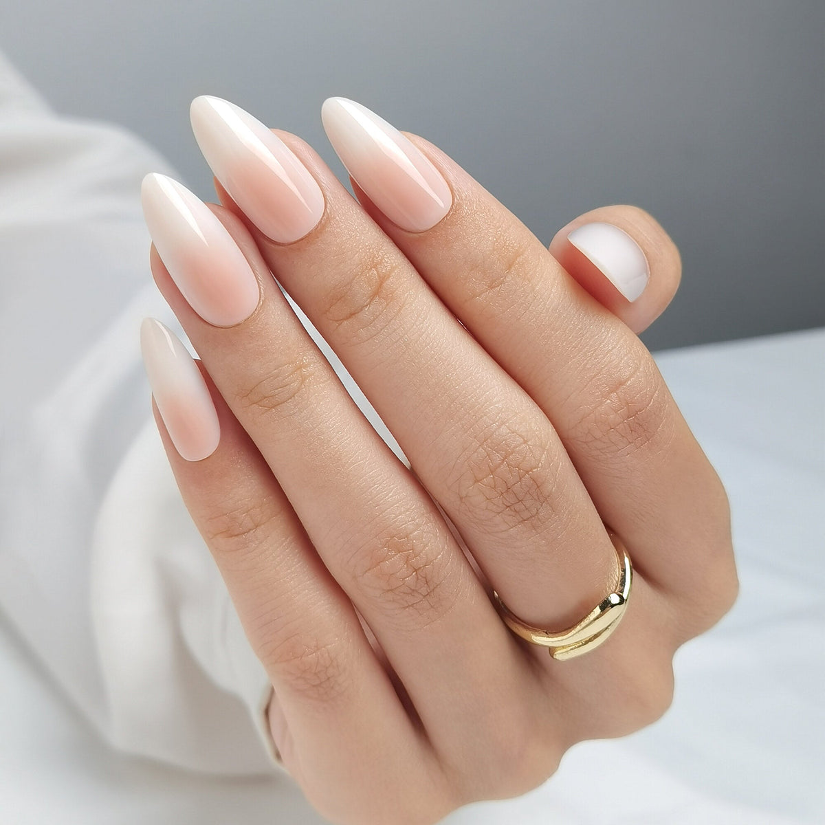 Baby Boomer Nude Press On Nägel in Medium Almond aus einem zweiten Blickwinkel, zurückhaltendes Nude, das zur Nagelspitze hin heller ausläuft
