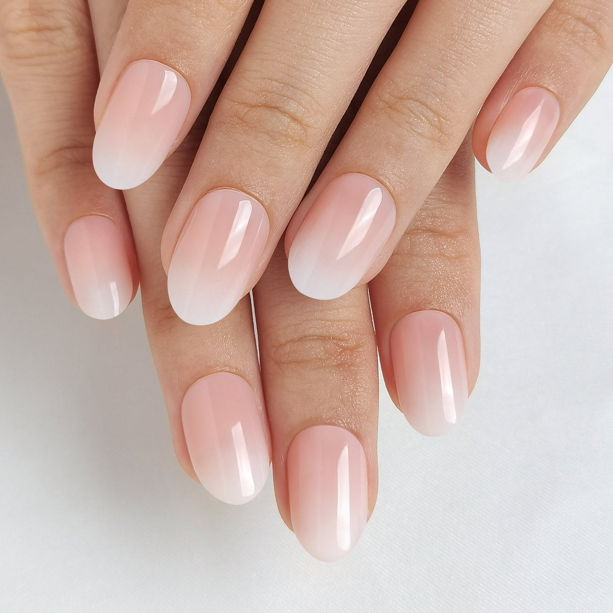 Baby Boomer Press On Nägel in Medium Round aus einem zweiten Blickwinkel, nudefarbenes Nagelbett mit fließendem Übergang in eine weiße Spitze
