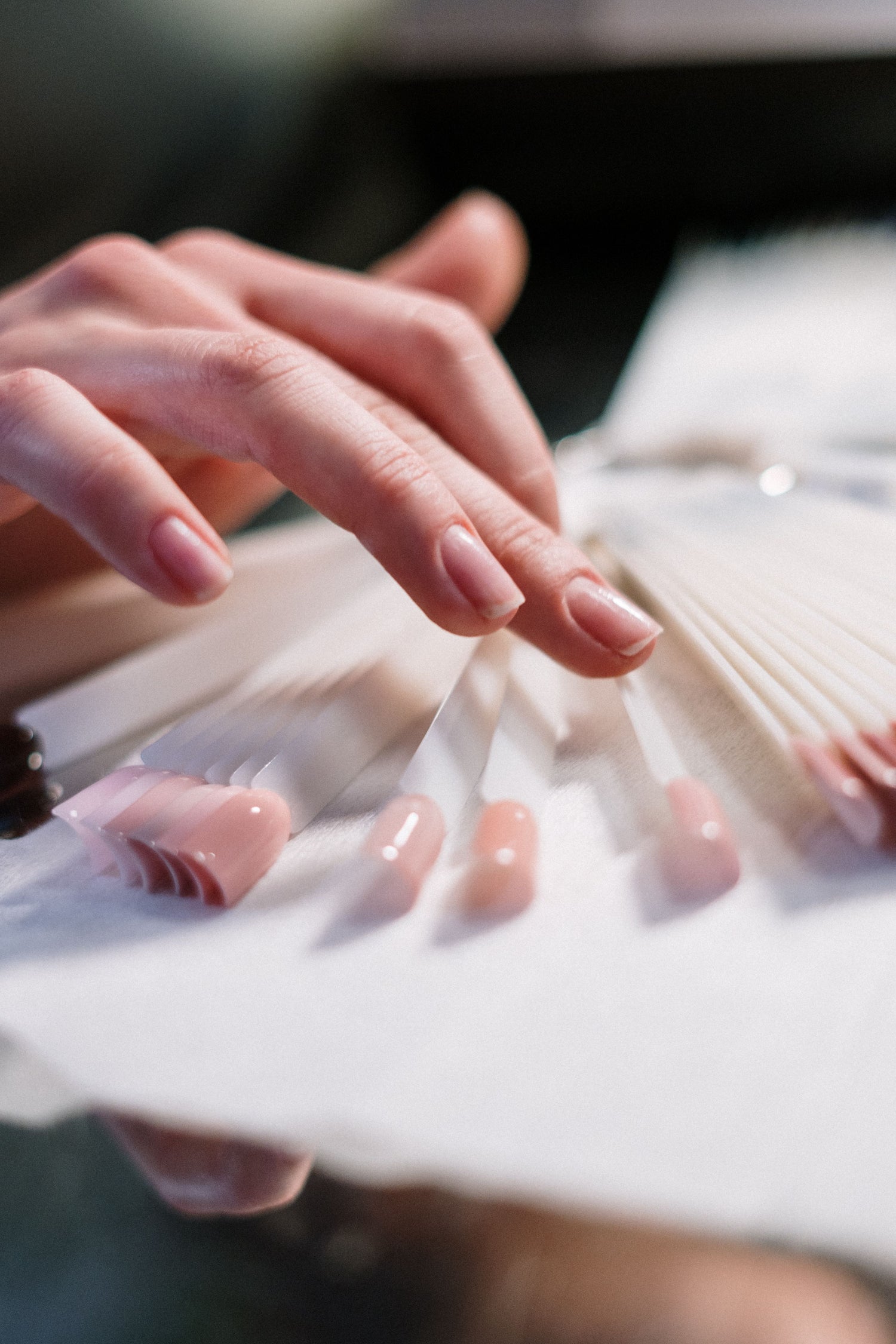 Frauenhände mit eleganten langen Nägeln in verschiedenen Formen – NAILUXE Pure Gel Press Ons