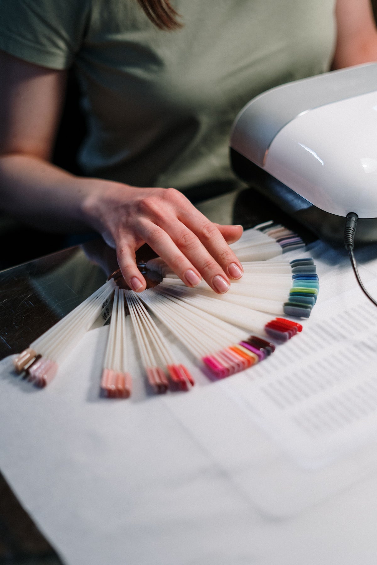 Frauenhand mit hochwertigen Gel Press On Nägeln, NAILUXE Kaufberater