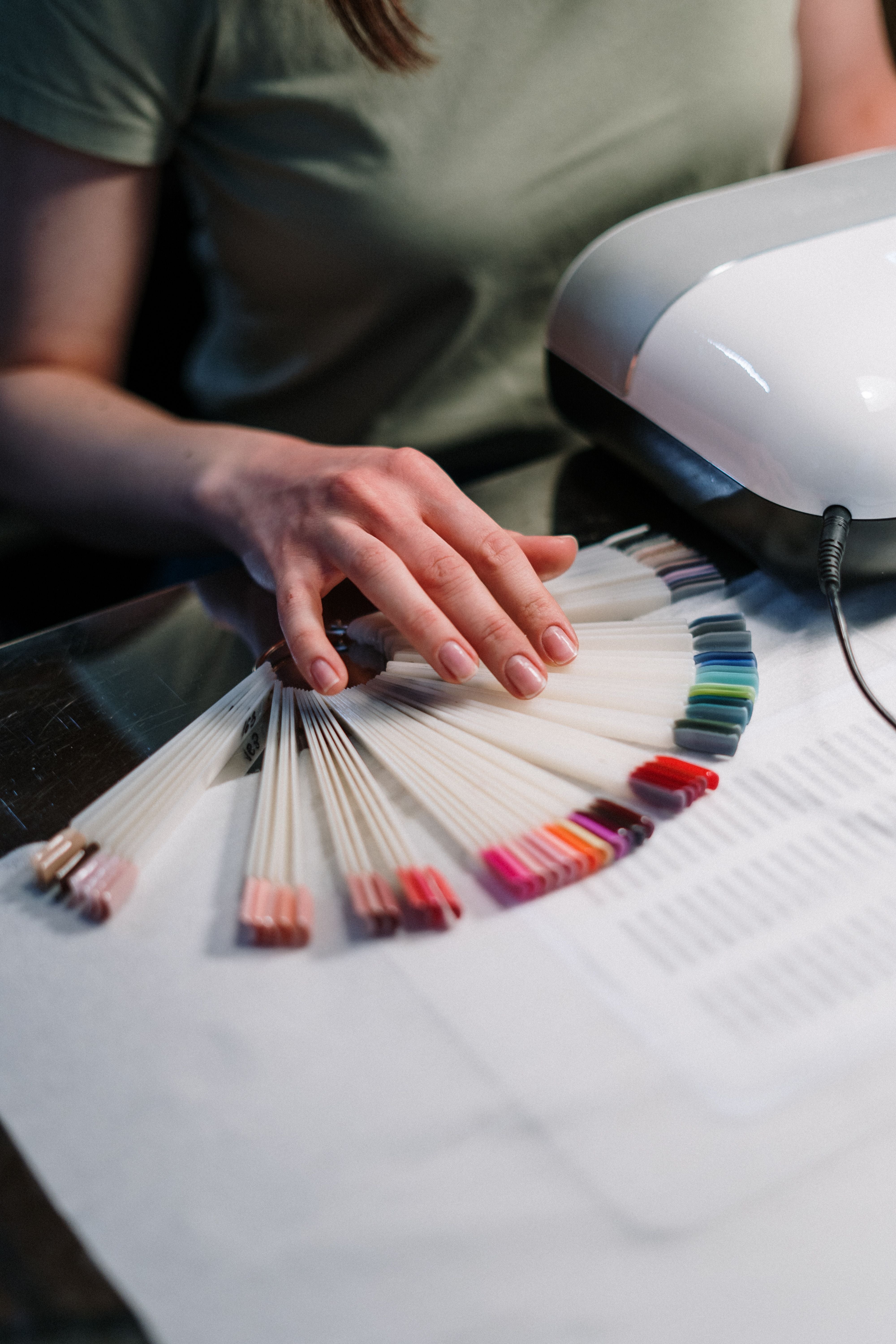 Frauenhand mit hochwertigen Gel Press On Nägeln, NAILUXE Kaufberater