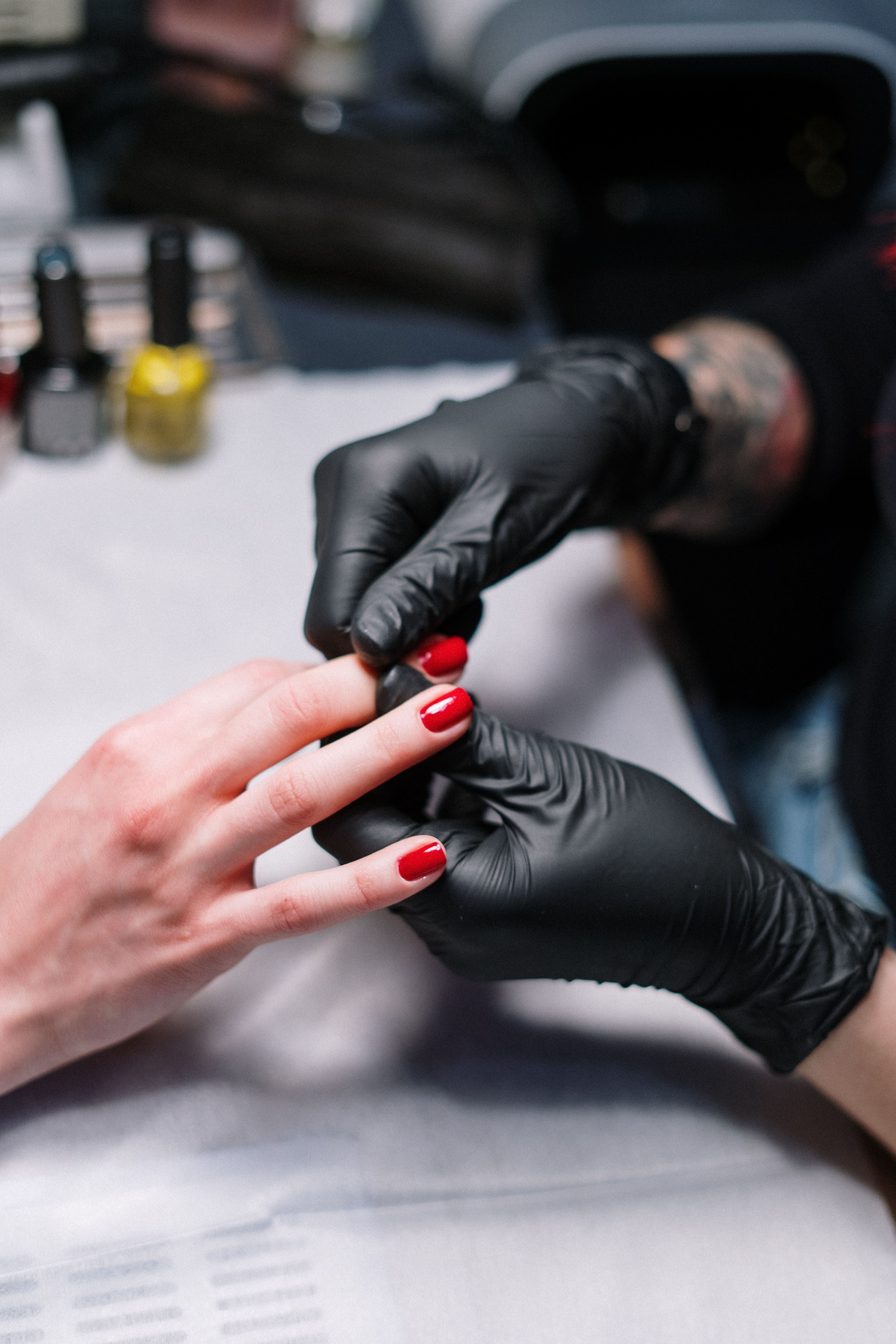 Frauenhand beim Aufkleben eines Press On Nagels, NAILUXE Halt Tipps
