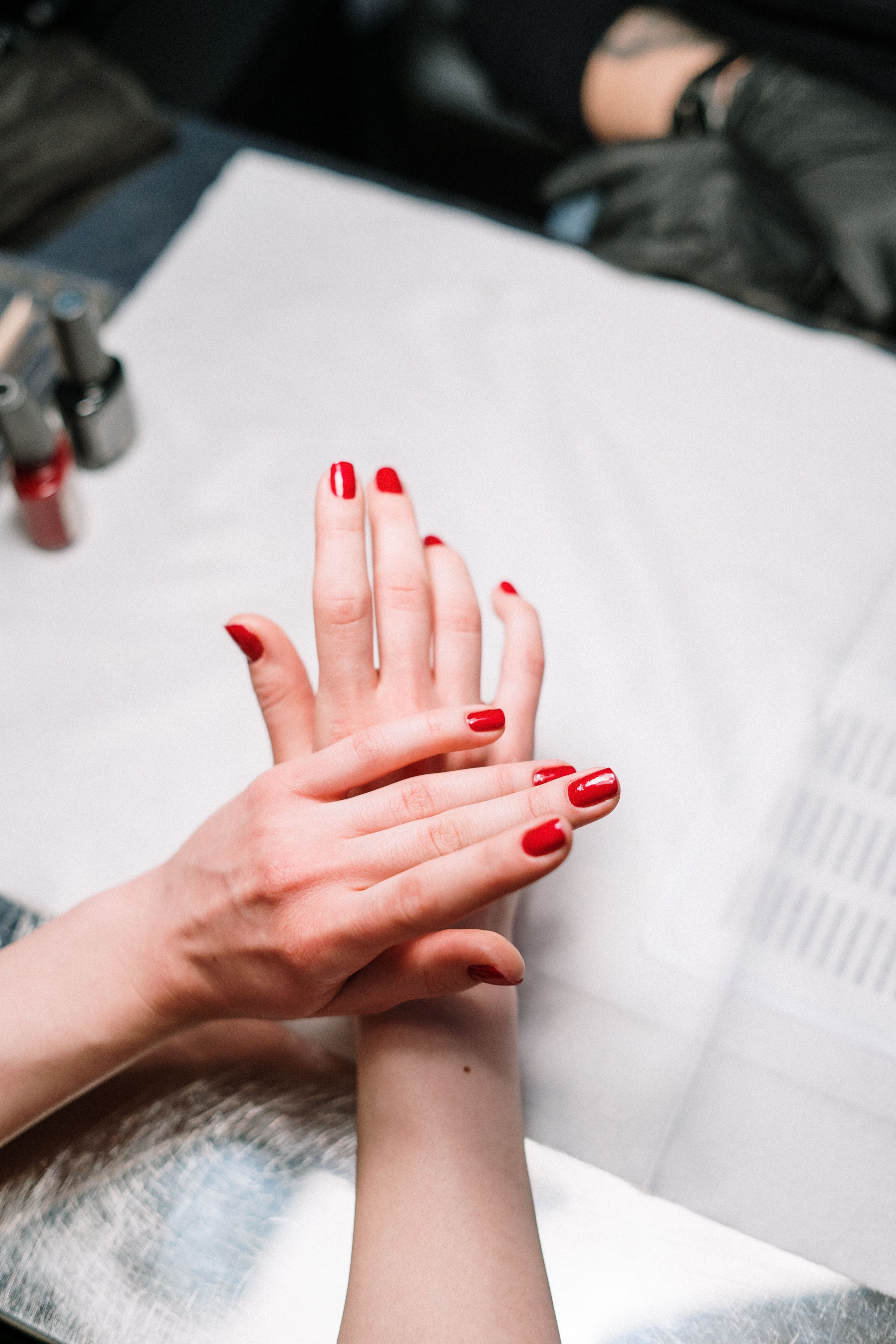 Frau kleben zum ersten Mal Press On Nägel auf, NAILUXE Anfänger Guide