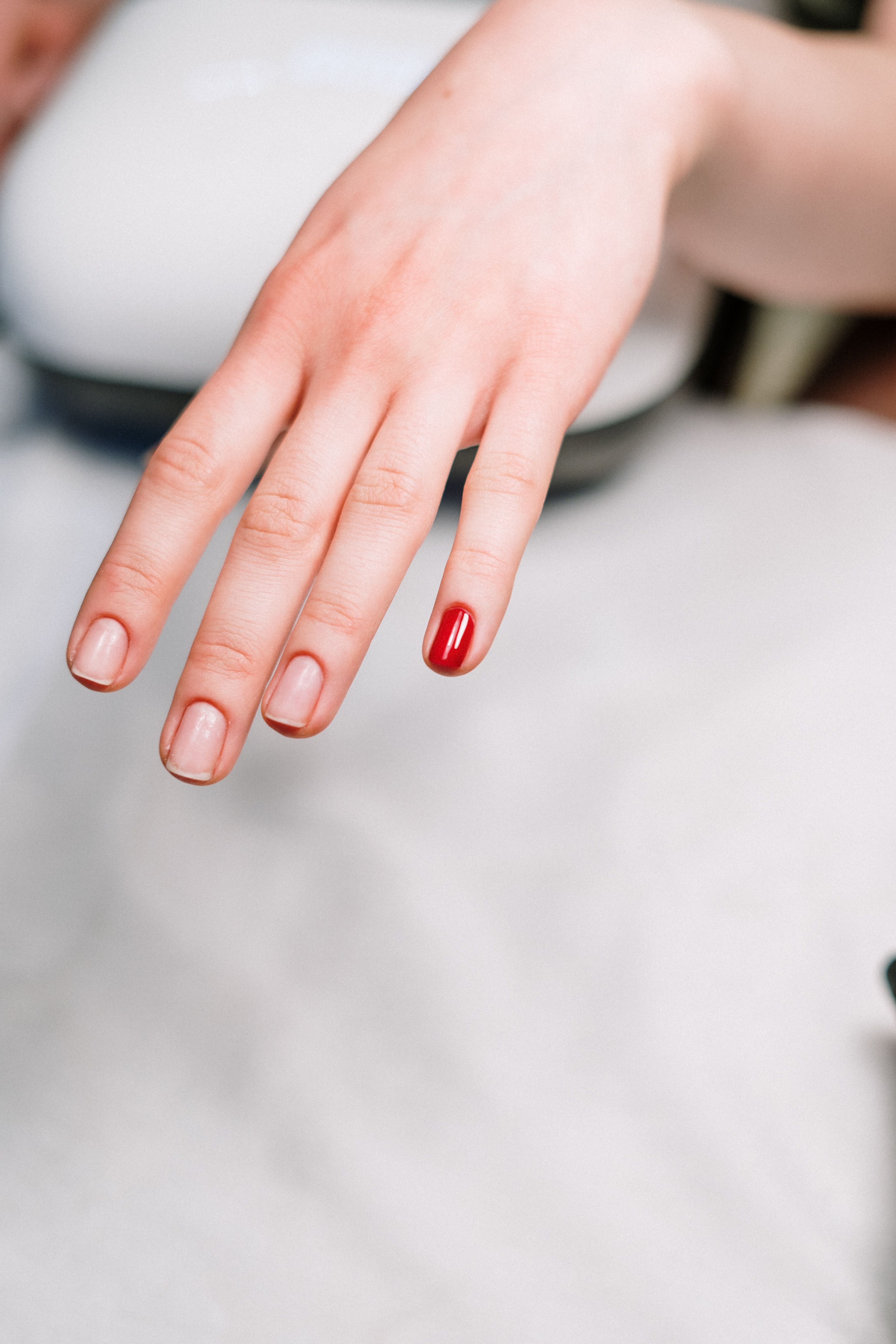 Frauenhand mit elegantem Nude Nagellack – NAILUXE Nude Guide nach Hautton