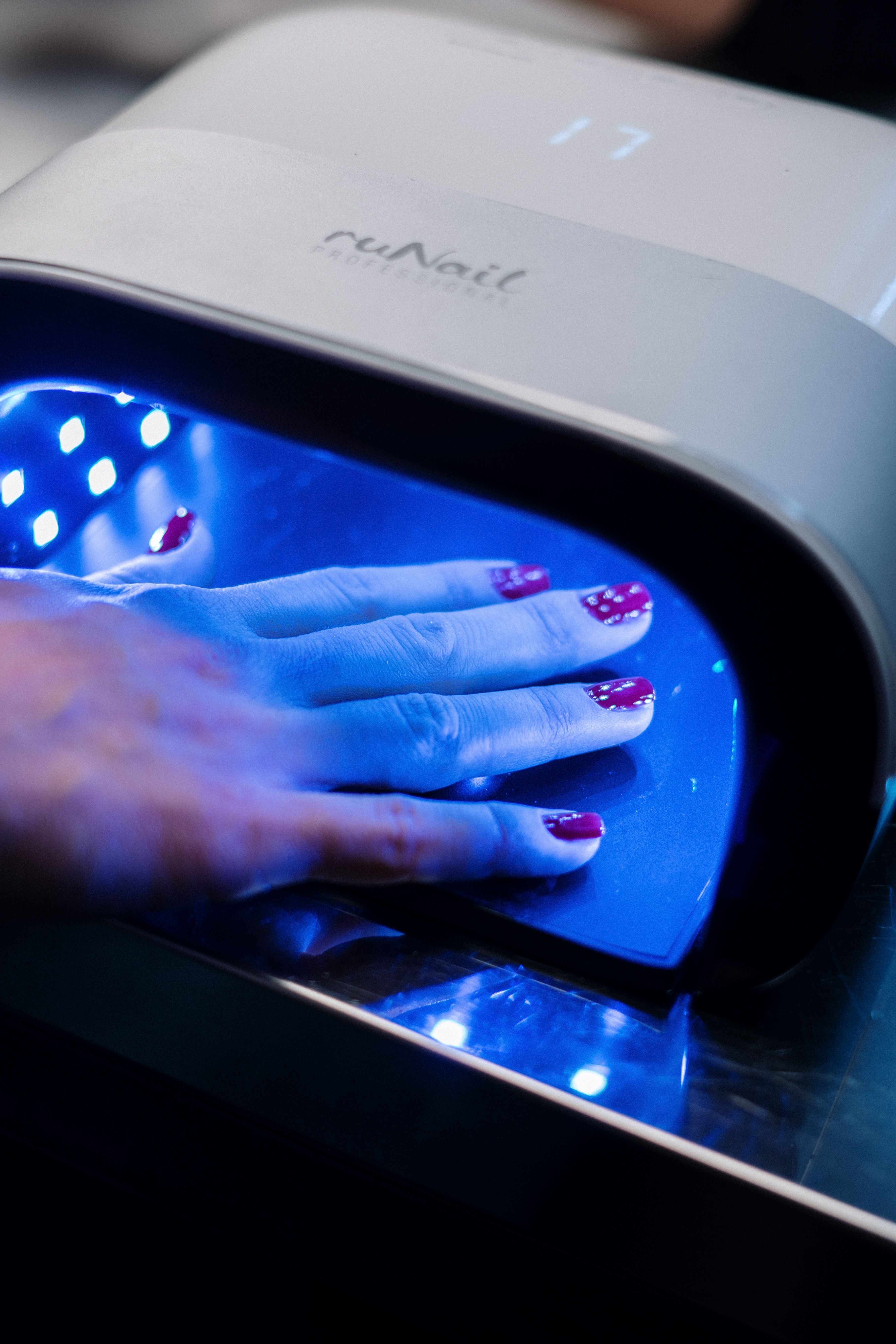Frauenhand mit natürlichen Gel Press On Nägeln, NAILUXE Pure Gel vs Soft Gel