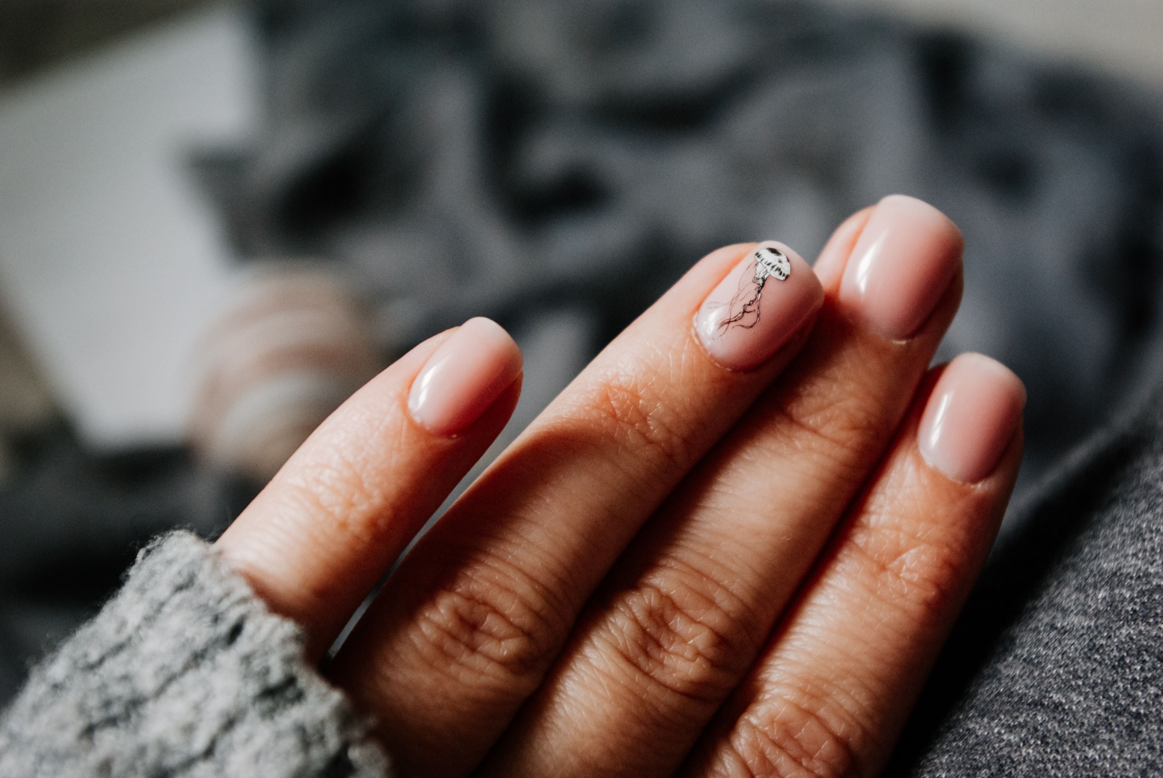 Frauenhand von oben mit kreativem Nail Art – NAILUXE Pure Gel Press Ons