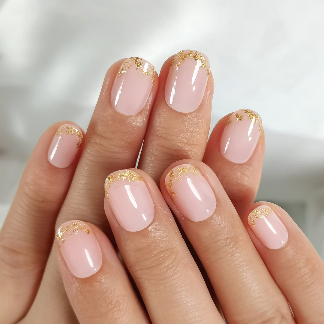 Hand mit French Golden Dust Press On Nägeln in Short Round, nude mit Goldglitzer