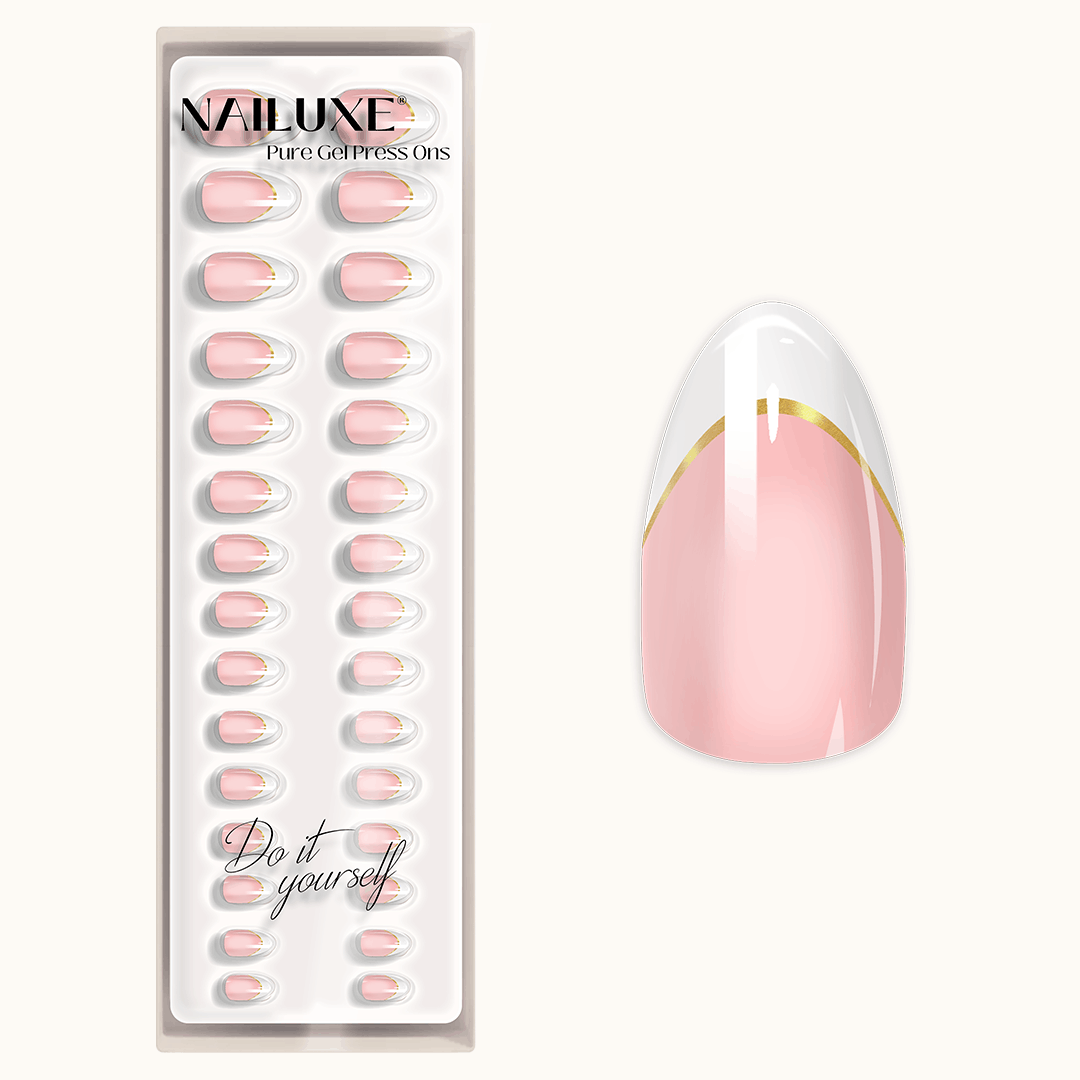 French Gold Stripe Press On Nagel in Short Almond neben der NAILUXE Verpackung