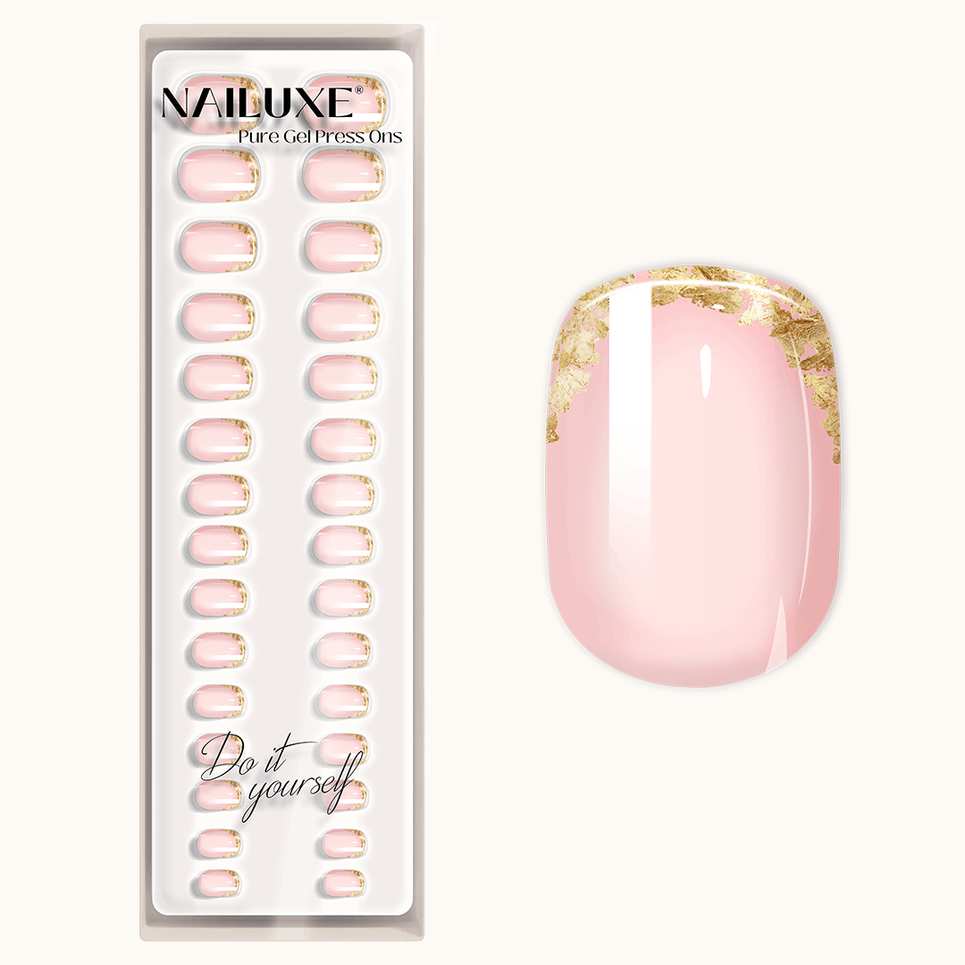 French Golden Dust Press On Nagel in Short Round neben der NAILUXE Verpackung
