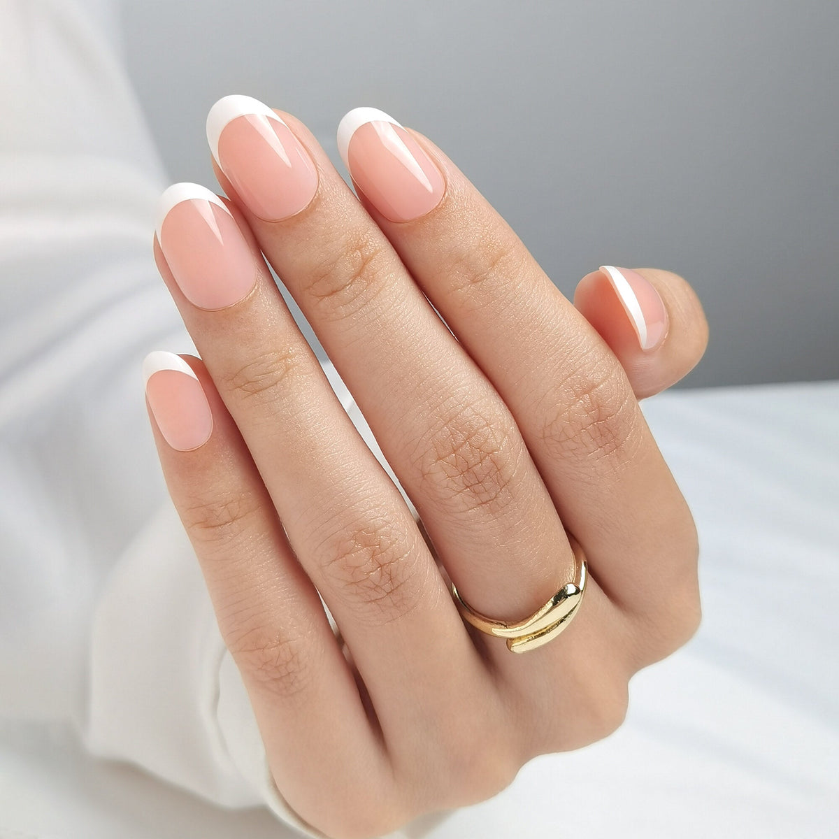 French Nail Press On Nägel in Medium Round aus einem zweiten Blickwinkel, nudefarbenes Nagelbett mit klassischer weißer Spitze