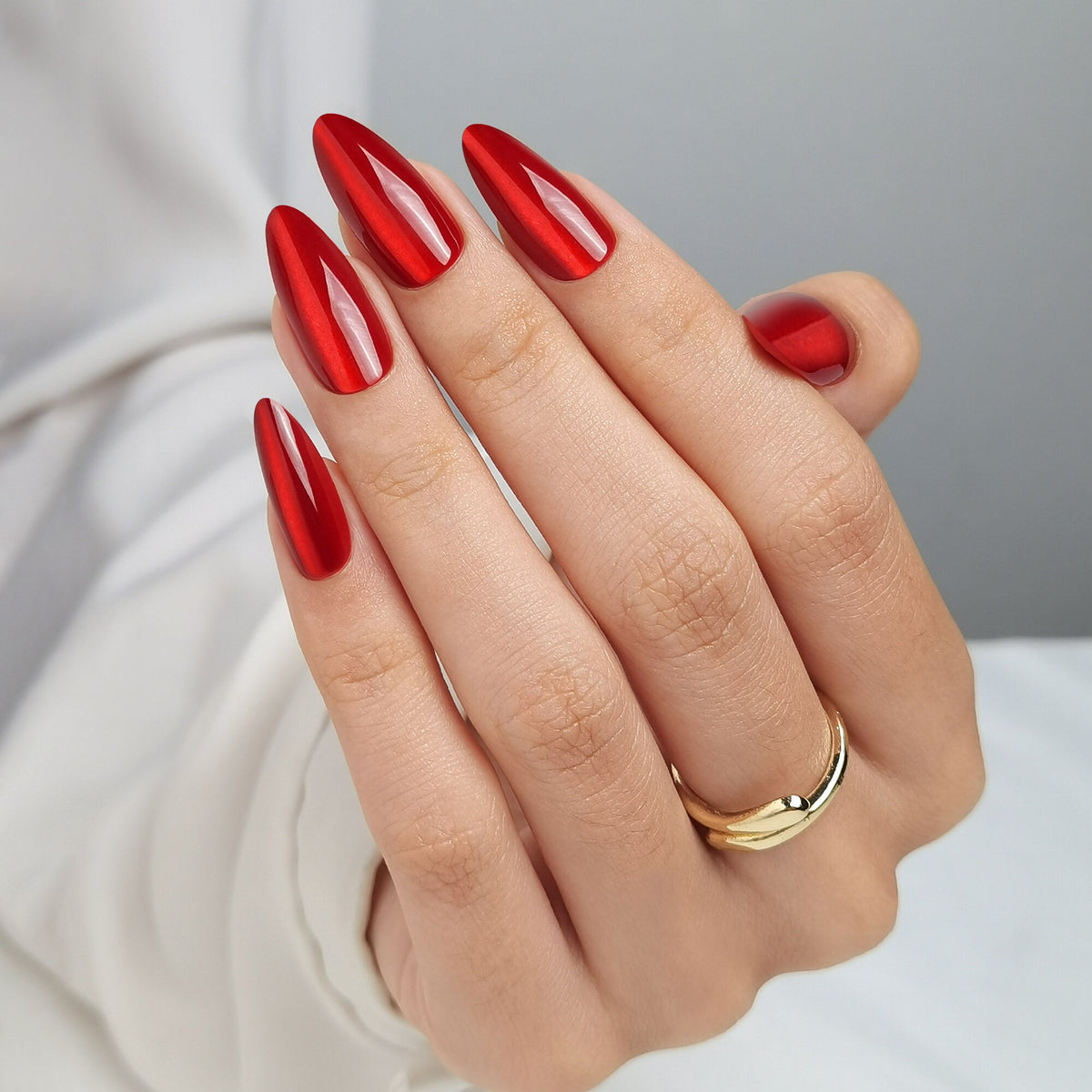 Ladies Night Press On Nägel in Medium Almond aus einem zweiten Blickwinkel, leuchtendes Rot mit metallisch spiegelndem Chrome-Finish