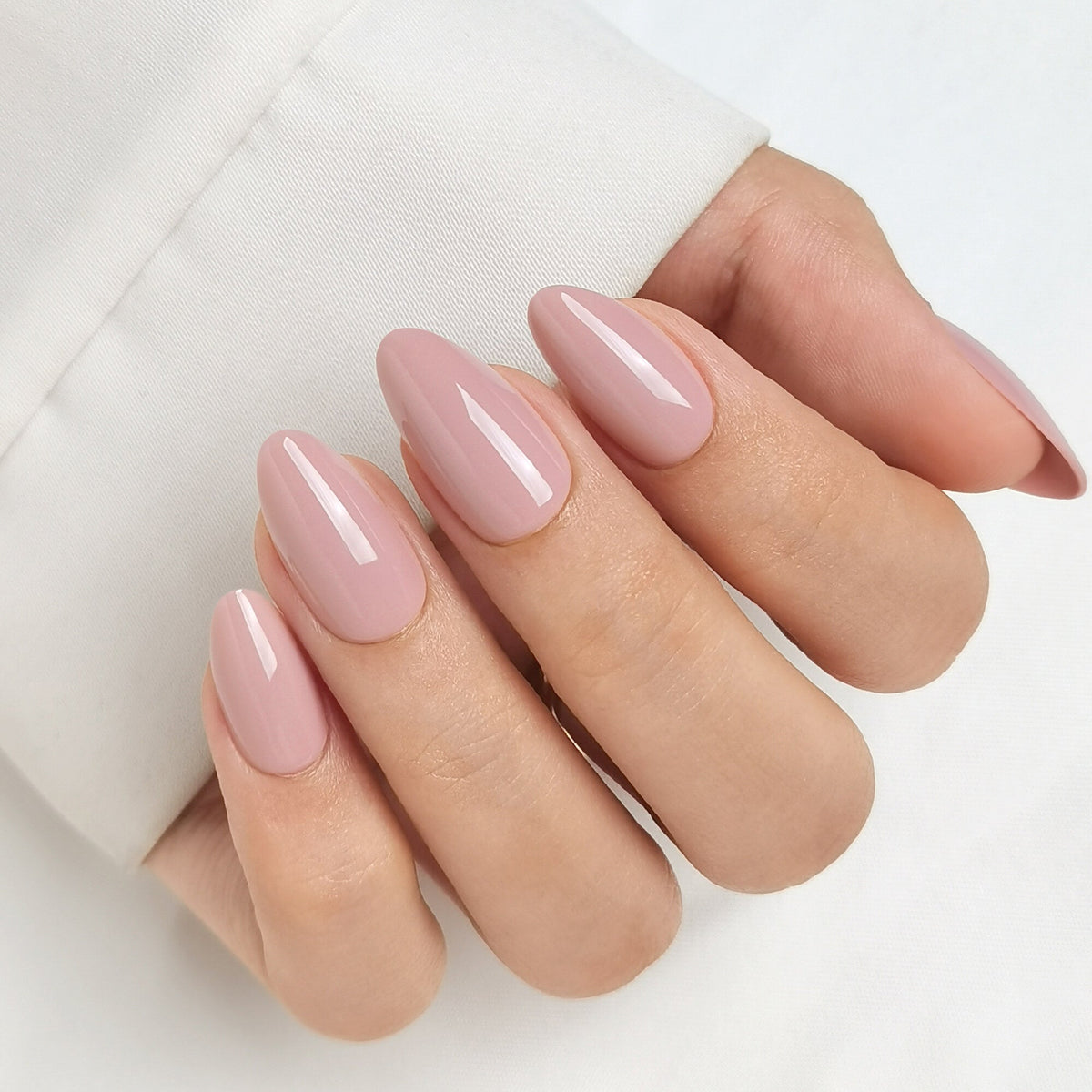Rosy Fusion Press On Nägel in Short Almond aus einem zweiten Blickwinkel, weiches, altrosa getöntes Nude mit hoher Deckkraft und glänzendem Finish
