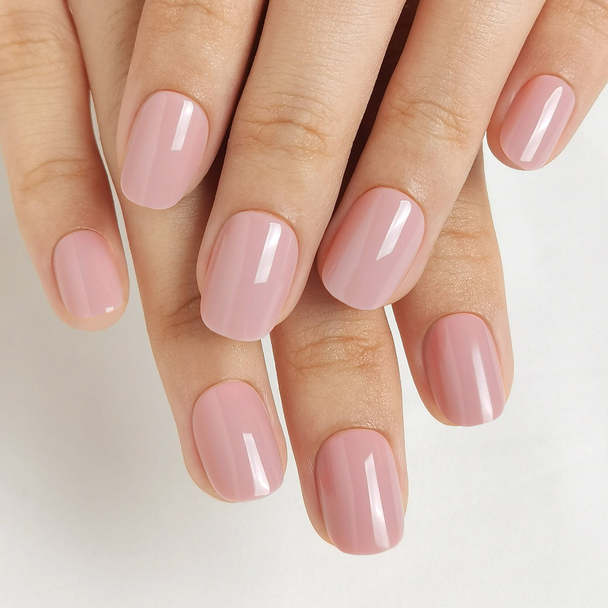 Rosy Fusion Press On Nägel in Short Round aus einem zweiten Blickwinkel, weiches, altrosa getöntes Nude mit hoher Deckkraft und glänzendem Finish