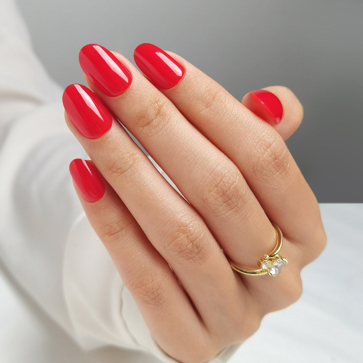 Royal Red Press On Nägel in Medium Round aus einem zweiten Blickwinkel, klares, leuchtendes Rot, vollständig deckend und glänzend